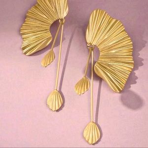 Glamorous drop earrings